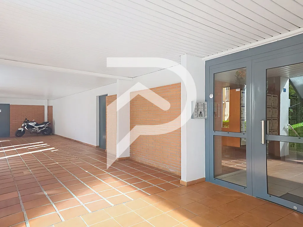 Garaaž - Flat with Balcony in Colomiers