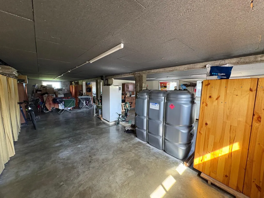Garage - 4-Bedroom House with Garden in Lahonce