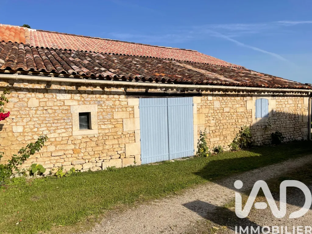Jardin - Maison Charentaise avec Dépendances à Clam