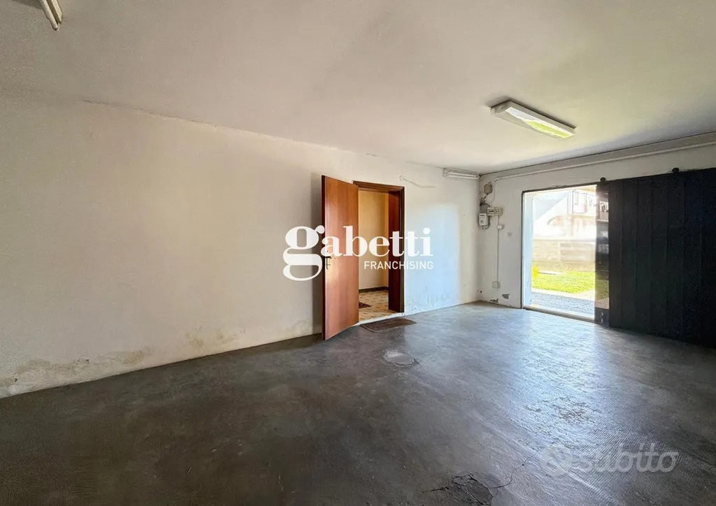 Garage - Detached House with Garden in Agna Centre