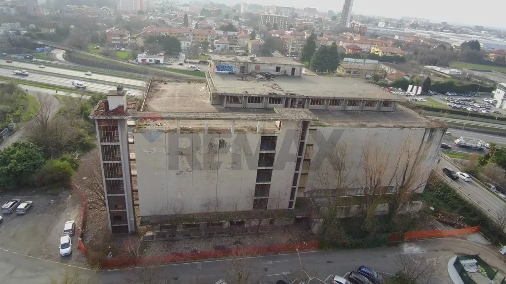Õhuvaade - Commercial Building with High Visibility on SS36, Desio