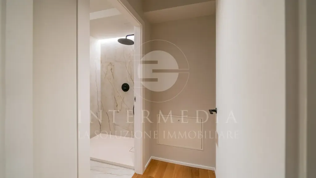 Esik - Rusticated Flat with Balcony in Brescia