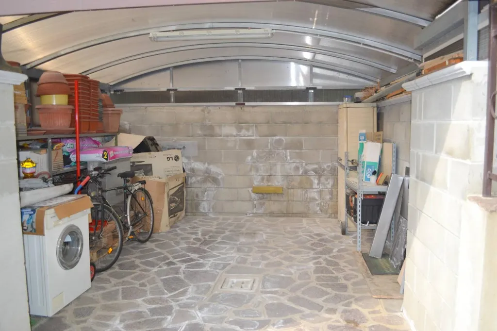 Garage - Villa con giardino privato a Capriate San Gervasio