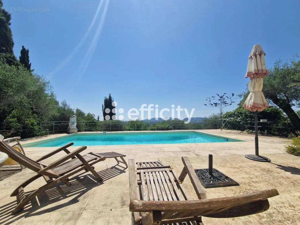 Piscine - Villa Familiale avec Jardin à Spéracèdes