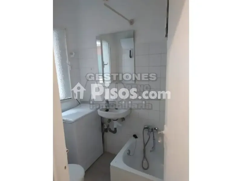 Salles de bain - Studio with Metro Access in Camino de Ronda
