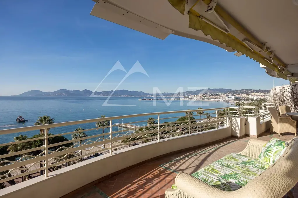 Rõdu - High-Floor Apartment with Panoramic Sea View in Cannes