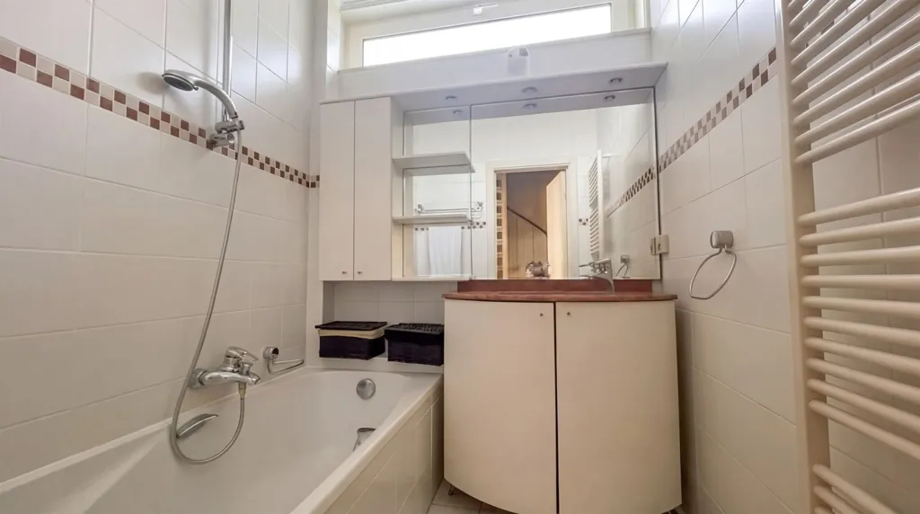 Bathrooms - Classical Villa with Garden in Dilbeek