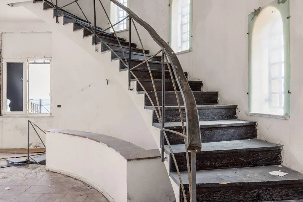 Pièces - Beachfront Villa with Historic Character in Palermo
