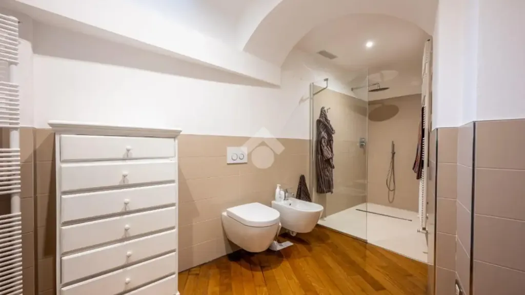Salles de bain - Rustic 3-Bedroom Apartment in Saluzzo