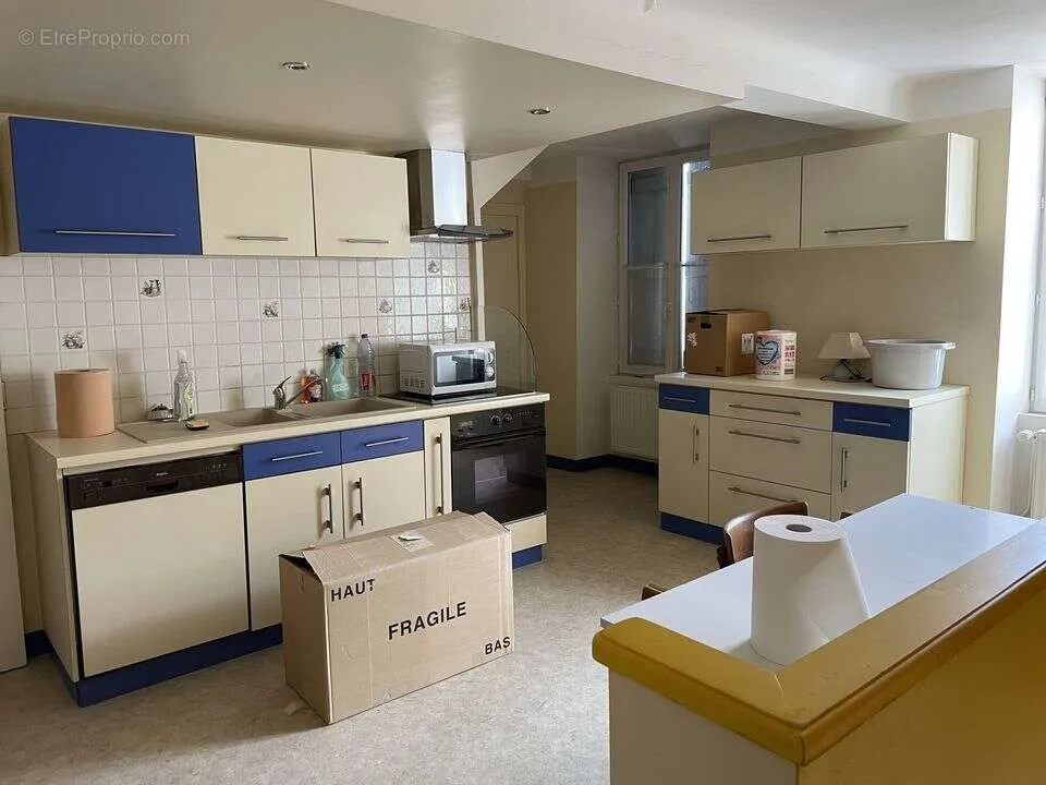 Cuisine - Ensemble Commercial et Habitation avec Grange à Randan