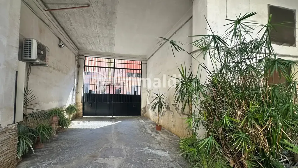 Garaaž - Spacious Apartment with Balconies in Acerra