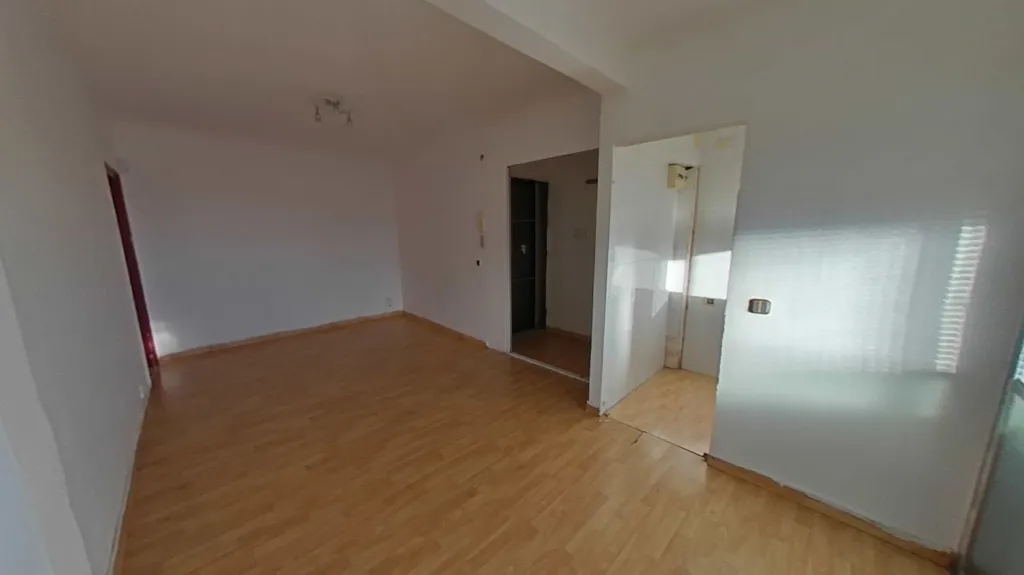 Pièces - Flat with Parquet Floors in Badalona