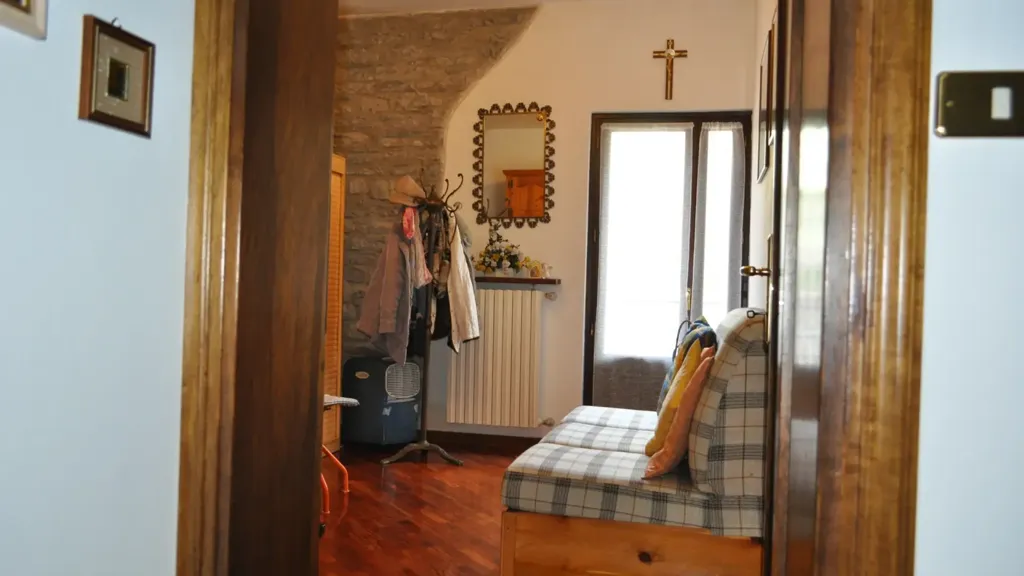 Esik - Three-Bedroom Apartment with Balcony in Bedonia