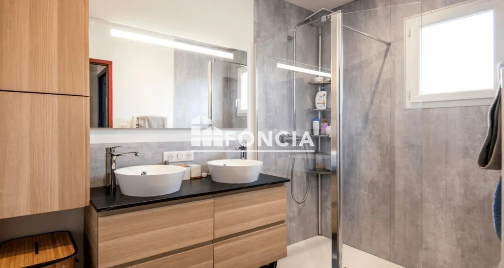 Salles de bain - Maison Moderne avec Garage à Bozouls