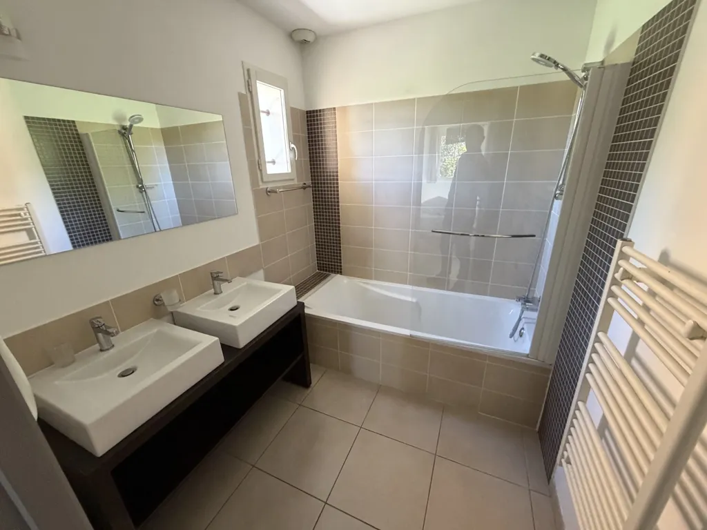 Salles de bain - Villa Récemment Construite avec Piscine près du Village