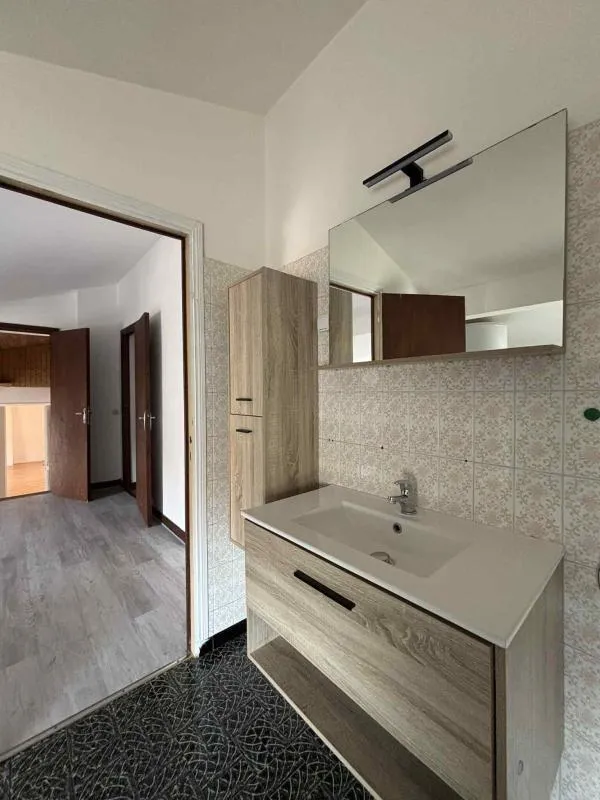 Salles de bain - Maison de Village avec Garage à Proximité