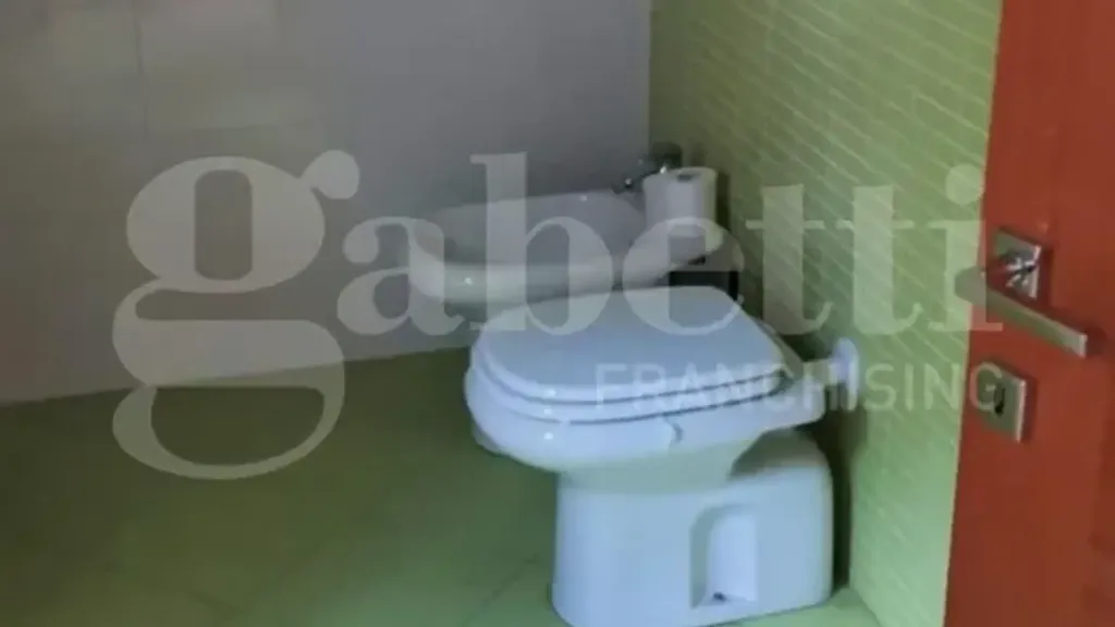 Bathrooms - Modern Retail Space with Street Frontage in Monza