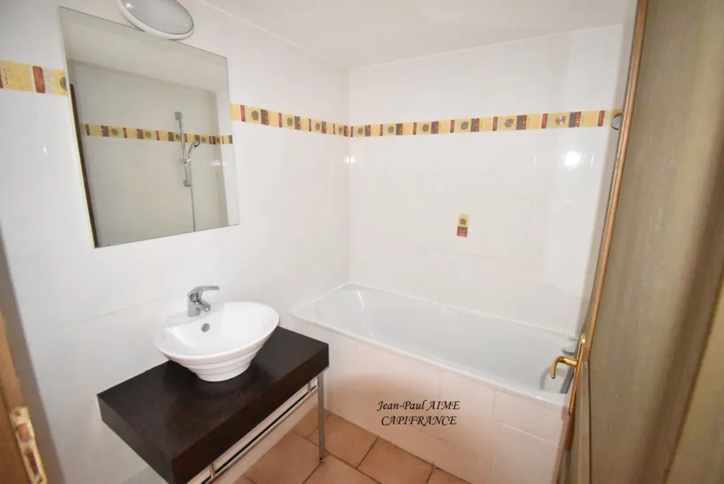 Salles de bain - Appartement Duplex avec Piscine à Barjac