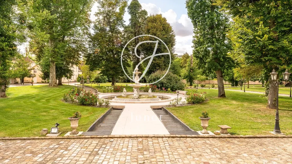Aed - Château with Pool and 16 Bedrooms in Poigny