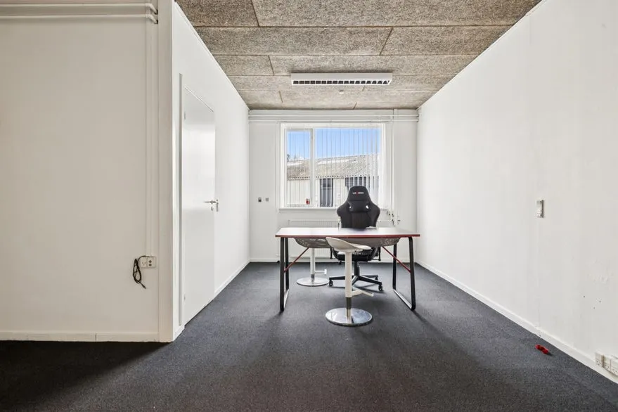 Bureau - Functional Office Space with Parking in Hadsten
