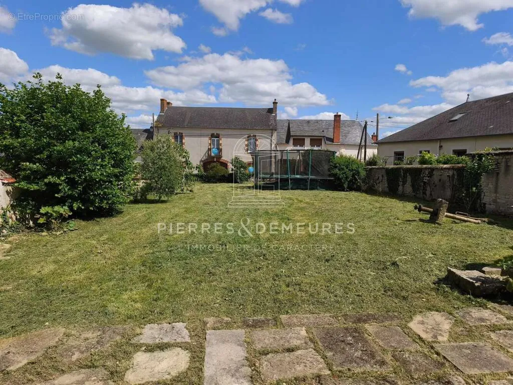Jardin - Maison 8 pièces à Bengy-Sur-Craon