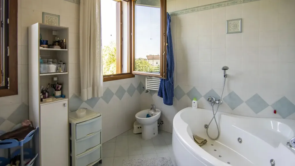Salles de bain - Villa with Garden and Caminetto in Codevigo