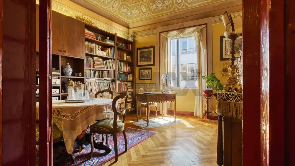 Bureau - Historic Apartment with Double Balcony in Novara