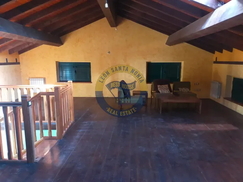 Pièces - Restored Chalet with Rustic Charm in León