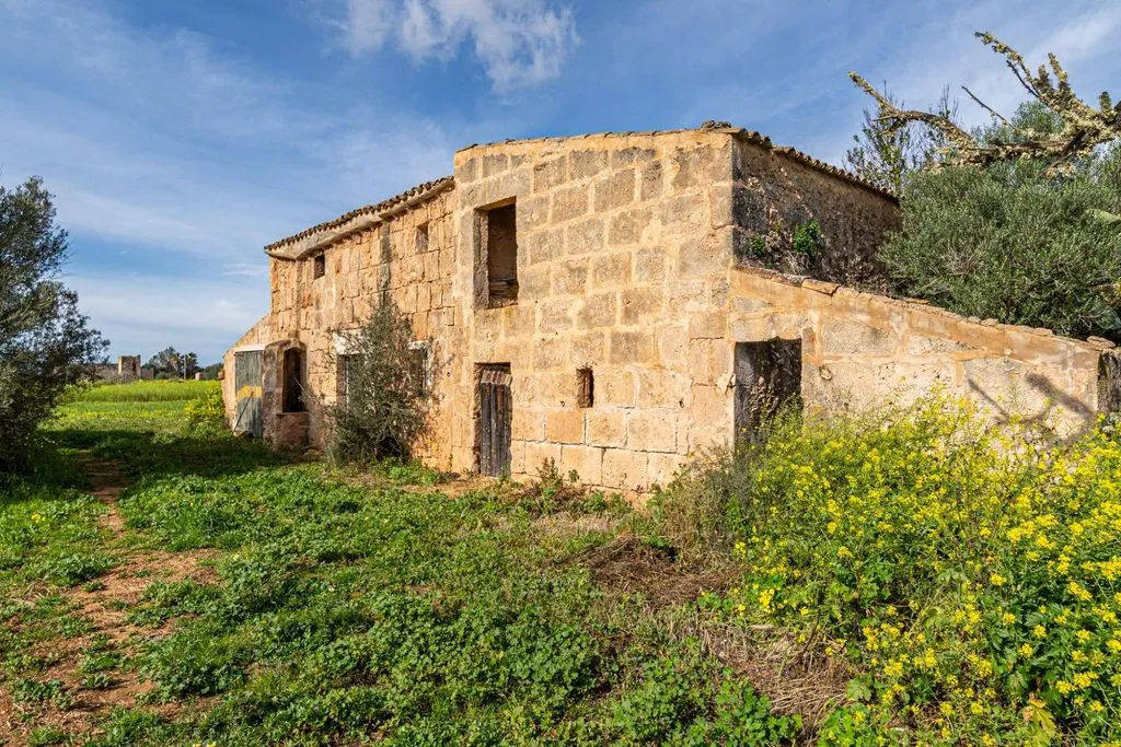 Exterior - Rustic Plot with Traditional Buildings in Campos