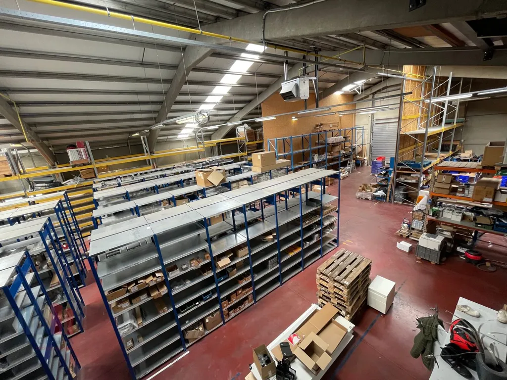 Buanderie - Magasin Polyvalent avec Hauteur Libre à Bruges