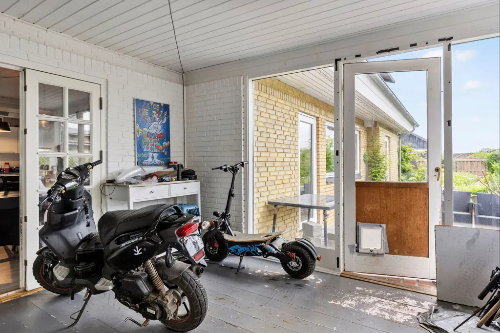 Garage - Fenced Villa with Garden in Odense V