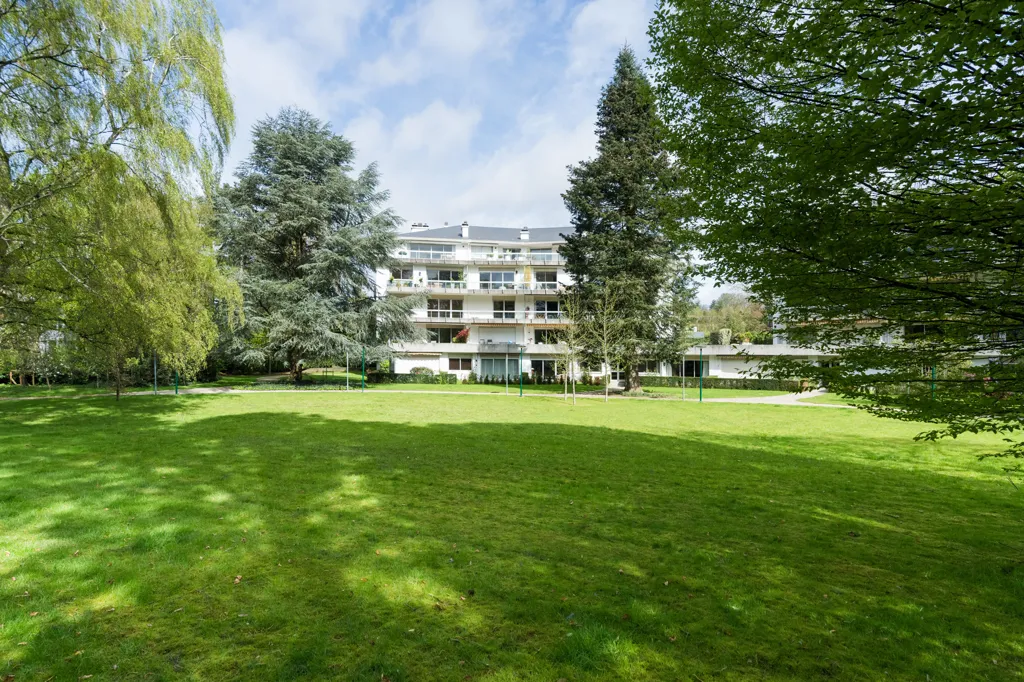Jardin - Appartement Rénové avec Terrasse à Uccle