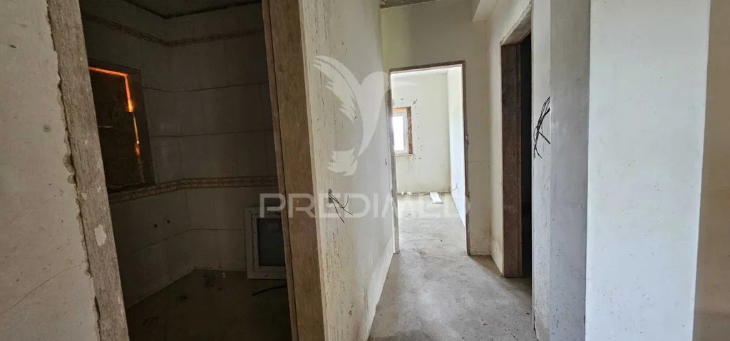 Entrée - Mixed Use Property with Pool in Remodelable House