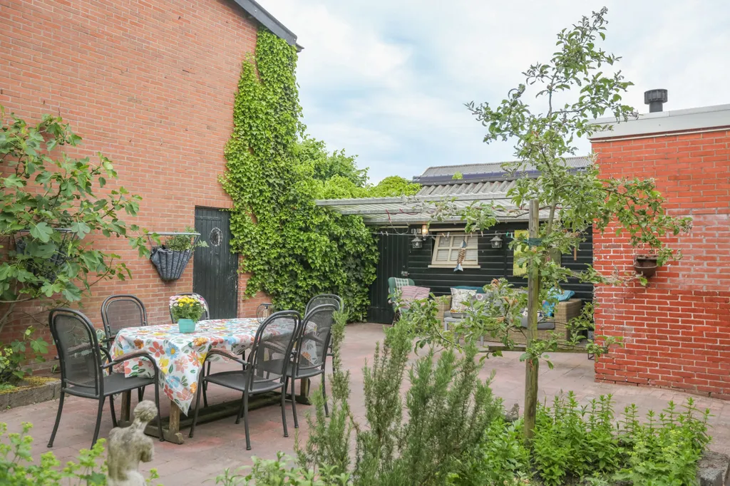 Giardino - Characterful Detached House with Garden in Buitenpost