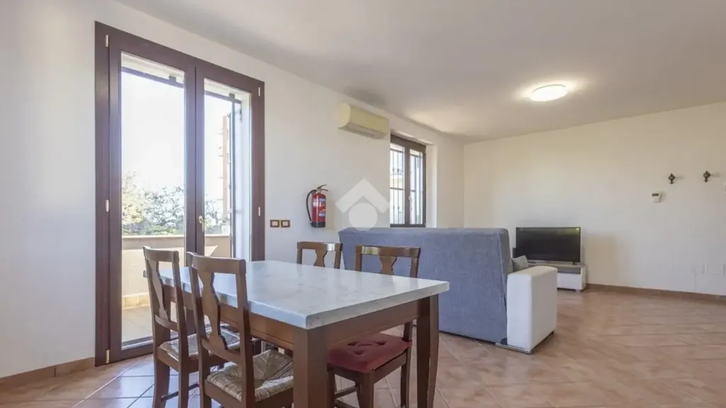 Salle à manger - Rusticated Apartment with Balcony in Torrette, Ancona