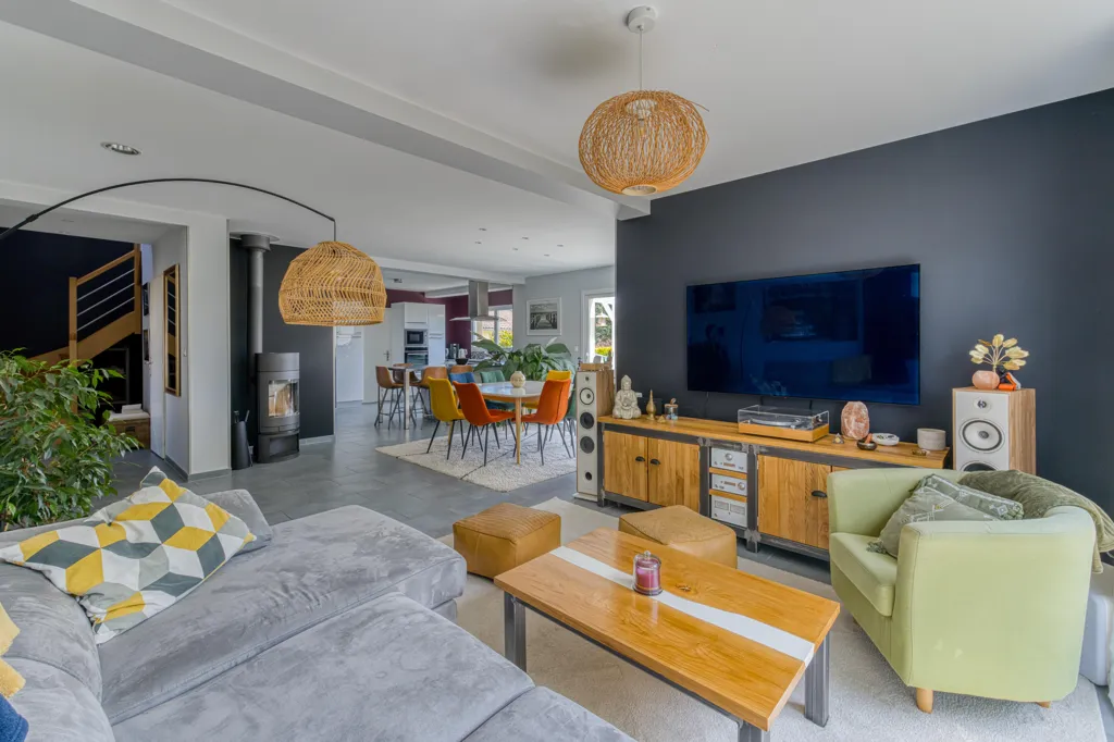 Living Room - Modern House with Open View in Ramasse