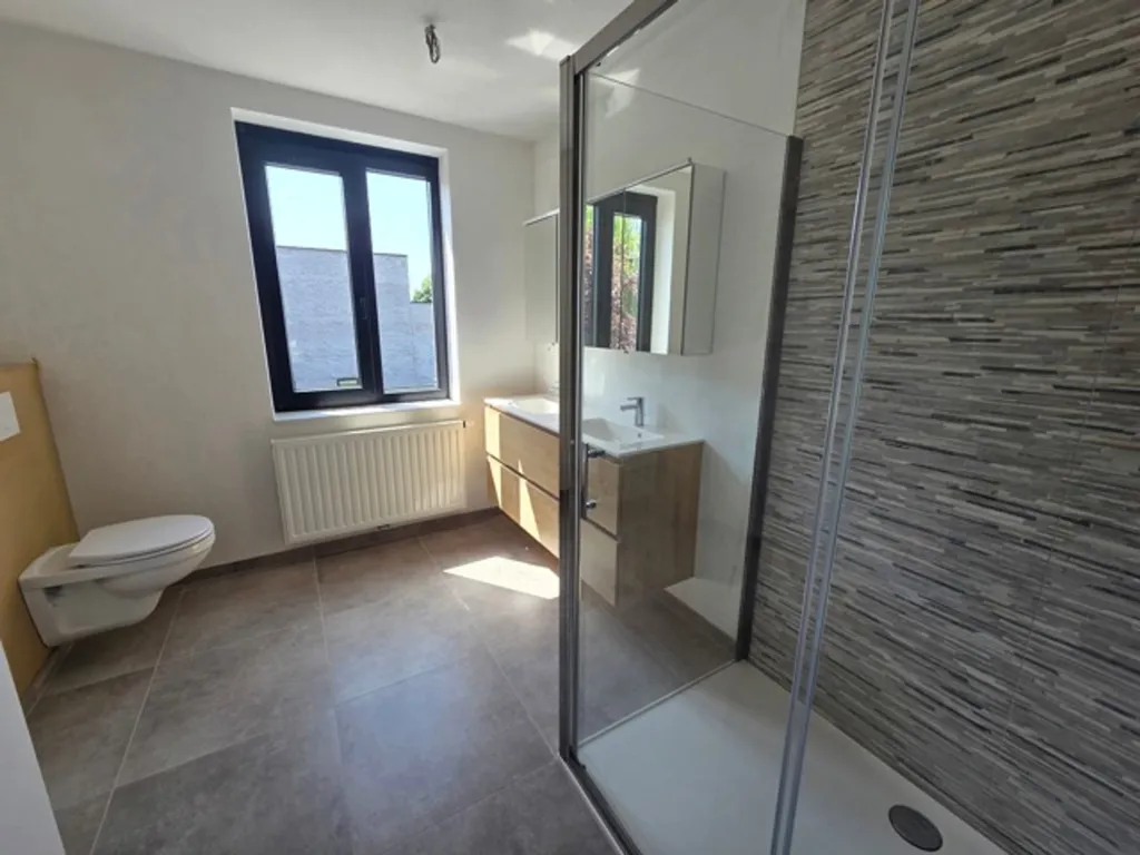 Salles de bain - Maison semi-détachée avec terrasse et jardin à proximité