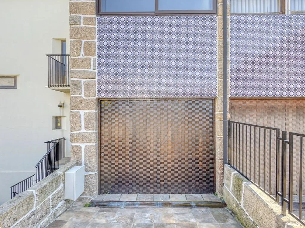 Extérieur - Rehabilitated Bi-Family House in Matosinhos