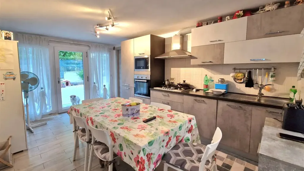 Cuisine - Bifamiliar Villa with Private Garden in Treviso