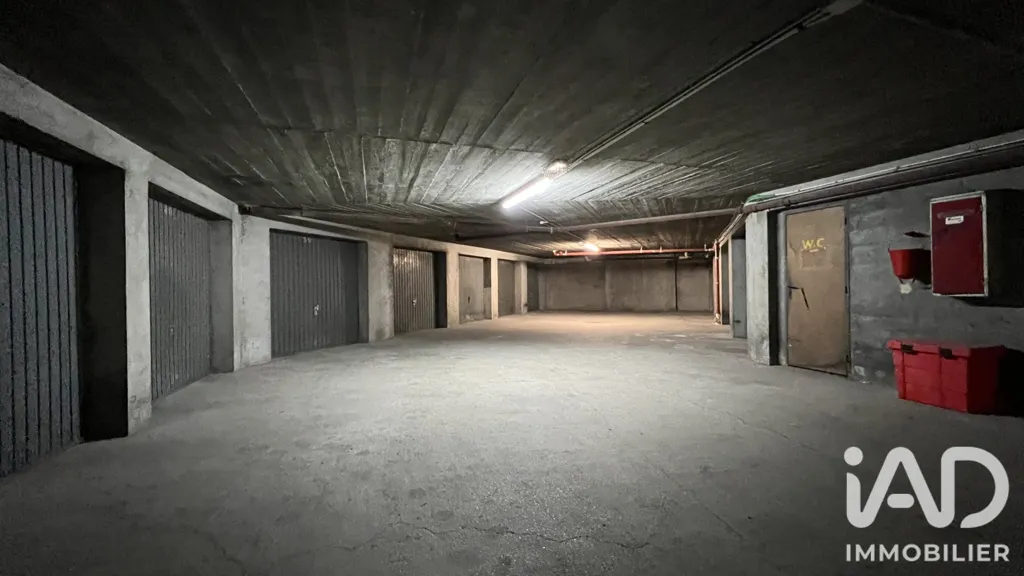 Garage - Parking with 3 Secure Boxes in Pantin