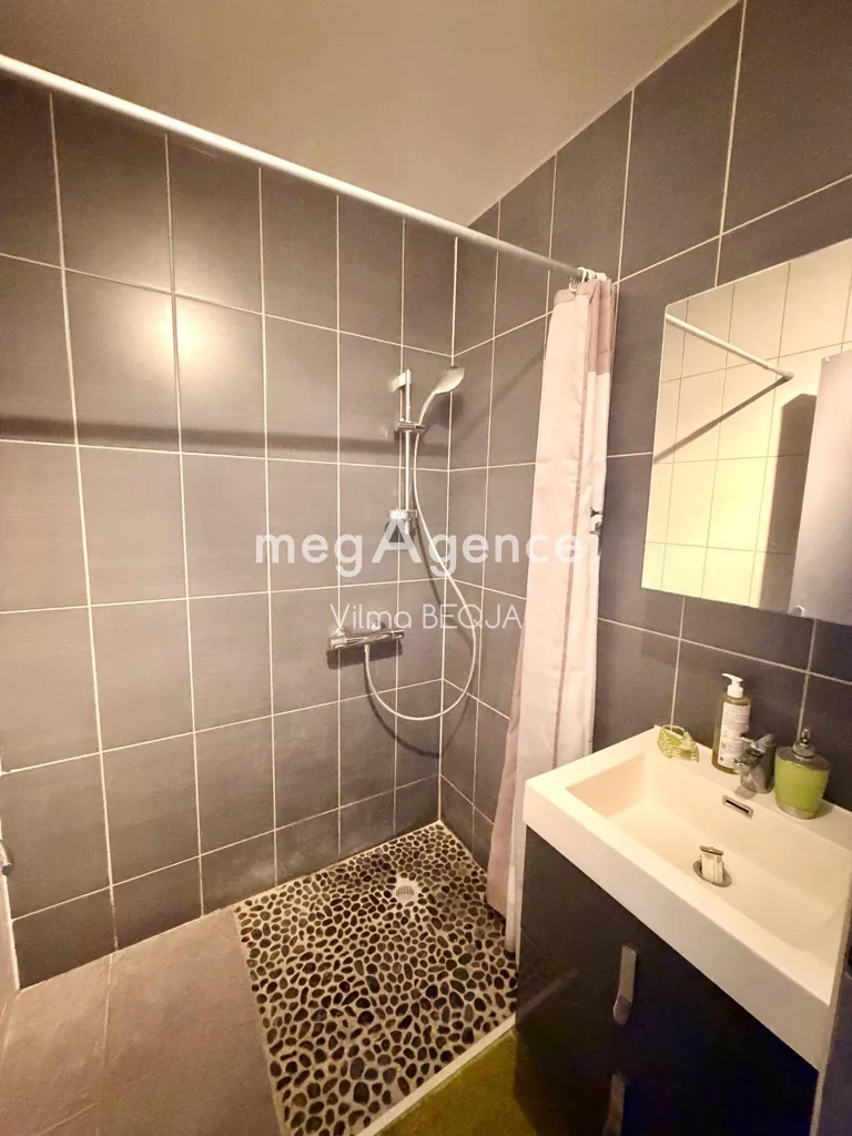 Salles de bain - Appartement Meublé à Sens, Rue Commerçante