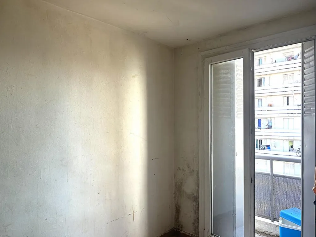 Rooms - Fourth-Floor Flat with Balconies in Marseille