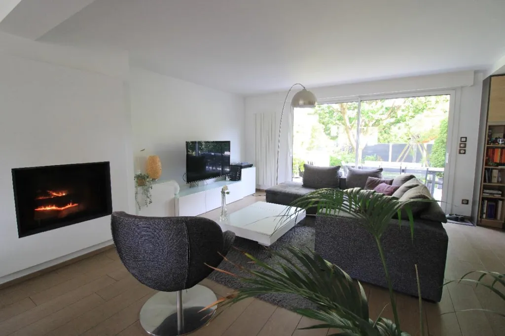 Living Room - Traditional House with Garden in Montgeron