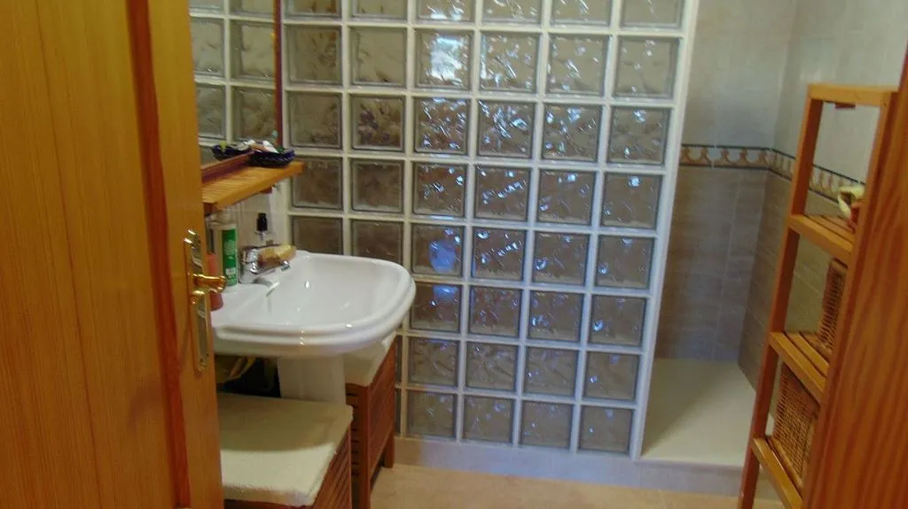 Vannitoad - Bright Corner Flat with Views in Almansa
