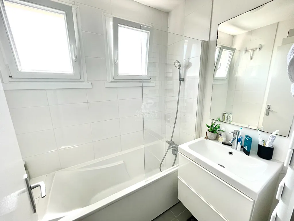 Vannitoad - 3-Bedroom Flat with Balcony in Poissy