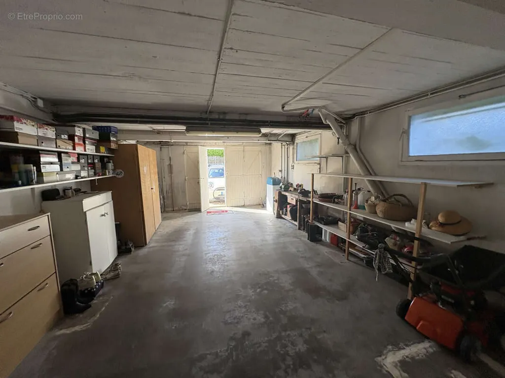Garage - Maison avec Jardin Arboré à BAZAS