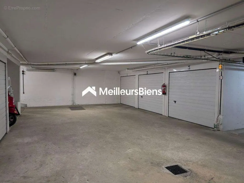 Garage - Apartment with 2 Terraces in Saint-Maur