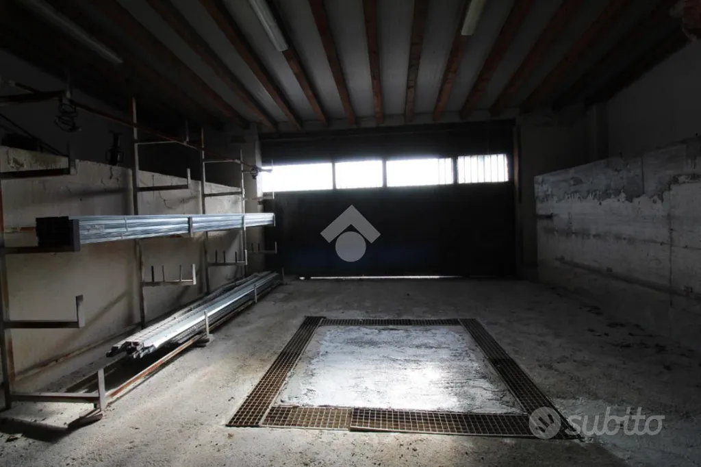 Garage - Industrial Complex with Exhibition Space near Brescia