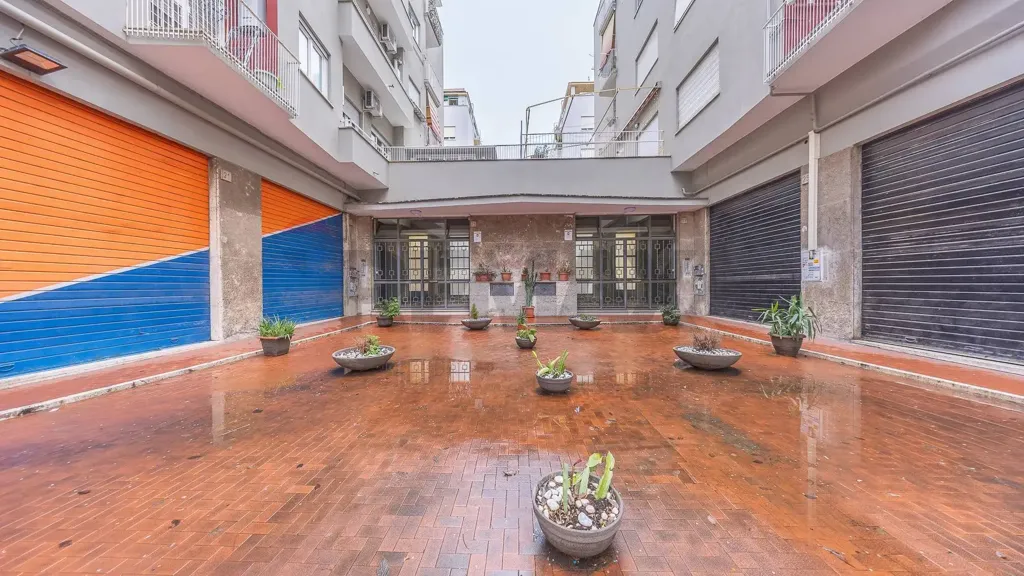 Aed - Ristruttured Flat with Ascender in Appio Latino, Rome