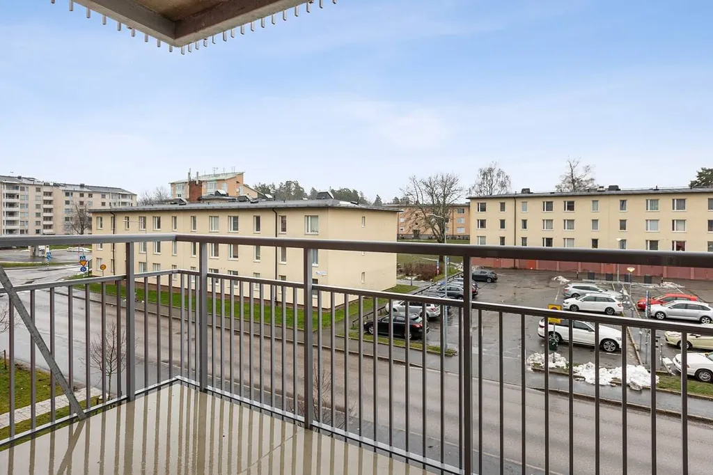 Rõdu - Efficient Apartment with South-Facing Balcony in Södertälje